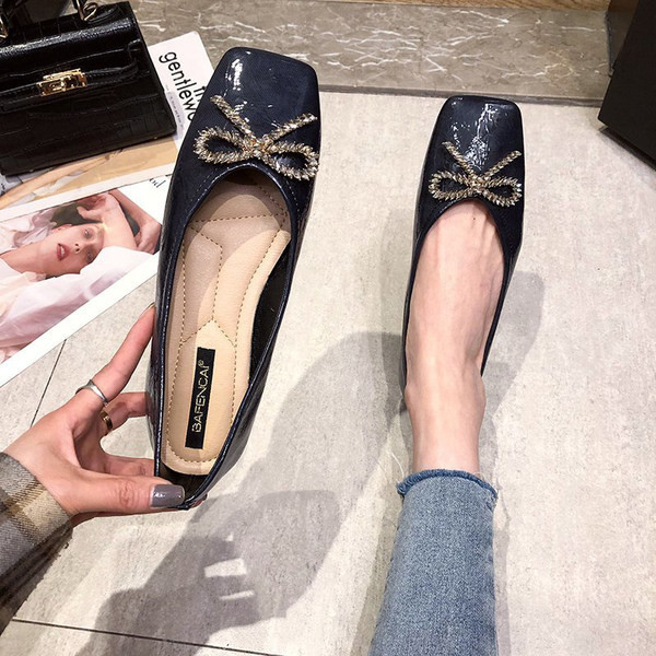 Sieviešu lakādas apavi ar lentes apdari