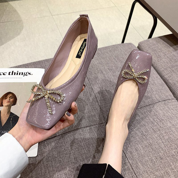 Sieviešu lakādas apavi ar lentes apdari