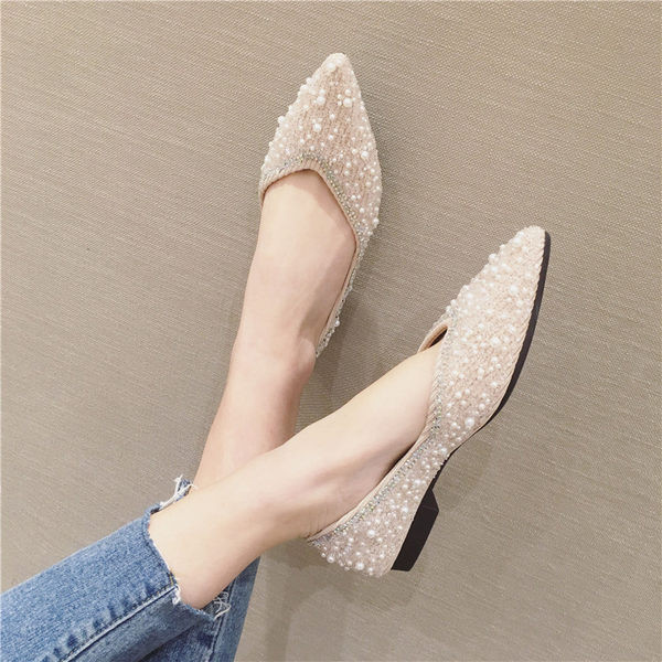 Jauns pavasara mokasīnu modelis ar pērļu rotājumu