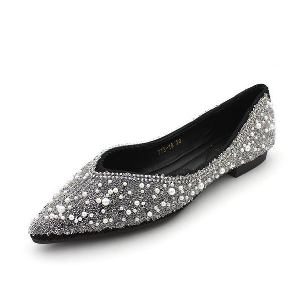 Jauns pavasara mokasīnu modelis ar pērļu rotājumu