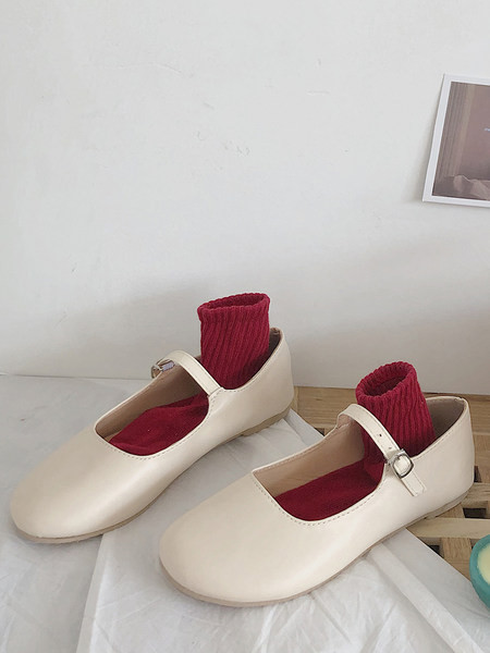 Vienkāršs sieviešu ādas apavu modelis ar plakanu zoli