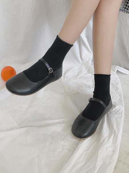 Vienkāršs sieviešu ādas apavu modelis ar plakanu zoli