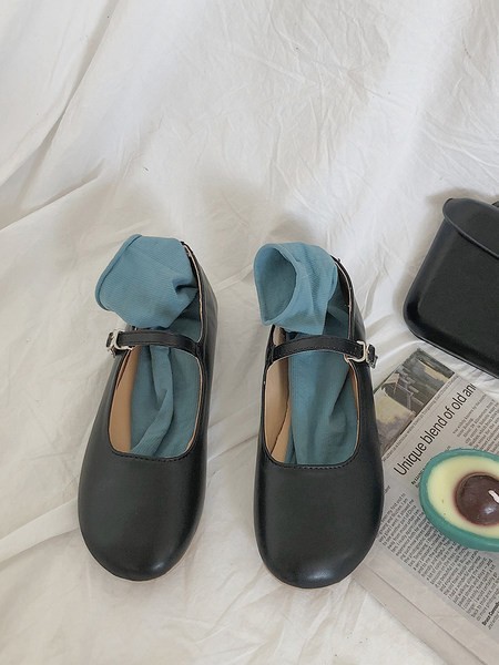 Vienkāršs sieviešu ādas apavu modelis ar plakanu zoli