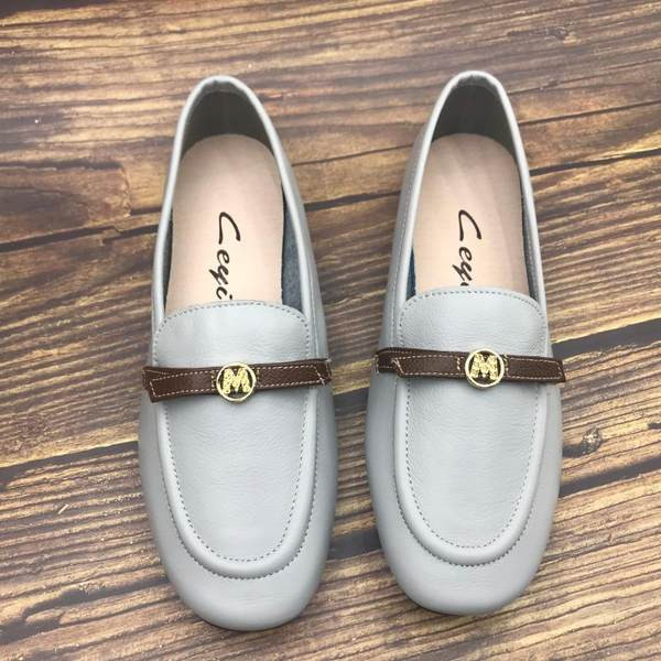 Pantofi de dama din piele cu talpa plate si decor metalic cu litere