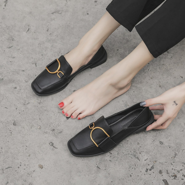 Sieviešu ādas apavi ar metāla apdari četros modeļos