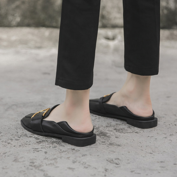 Sieviešu ādas apavi ar metāla apdari četros modeļos