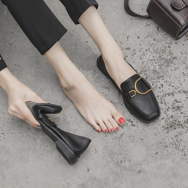 Sieviešu ādas apavi ar metāla apdari četros modeļos