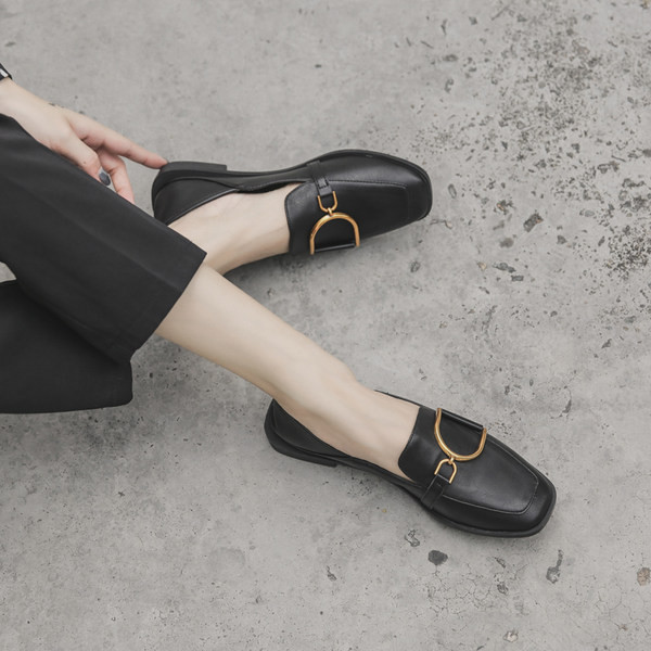 Sieviešu ādas apavi ar metāla apdari četros modeļos