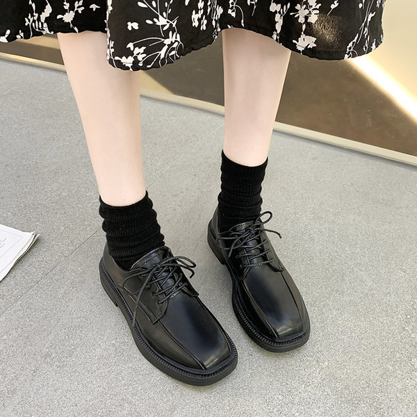 Ikdienas sieviešu ādas apavi ar mežģīnēm melnā un brūnā krāsā