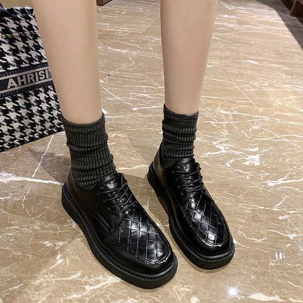 Ikdienas sieviešu ādas apavi ar mežģīnēm melnā un brūnā krāsā