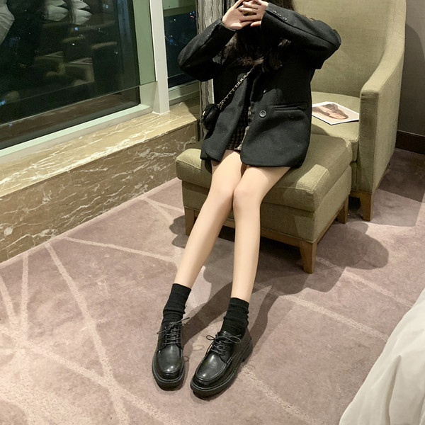 Ikdienas sieviešu ādas apavi ar mežģīnēm melnā un brūnā krāsā