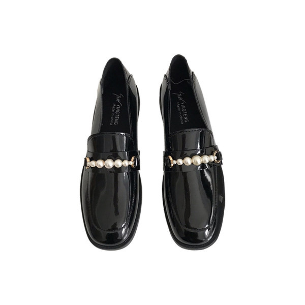 Sieviešu ādas apavi melnā krāsā ar pērlēm