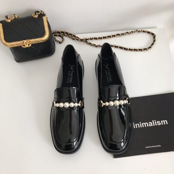 Sieviešu ādas apavi melnā krāsā ar pērlēm