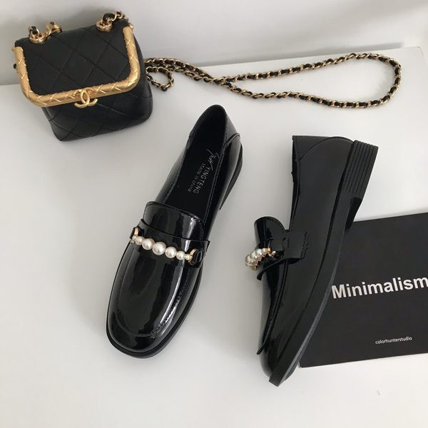 Sieviešu ādas apavi melnā krāsā ar pērlēm