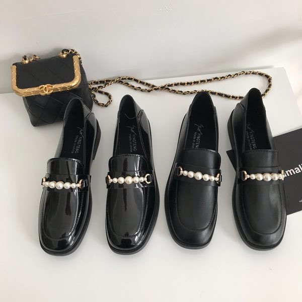 Sieviešu ādas apavi melnā krāsā ar pērlēm