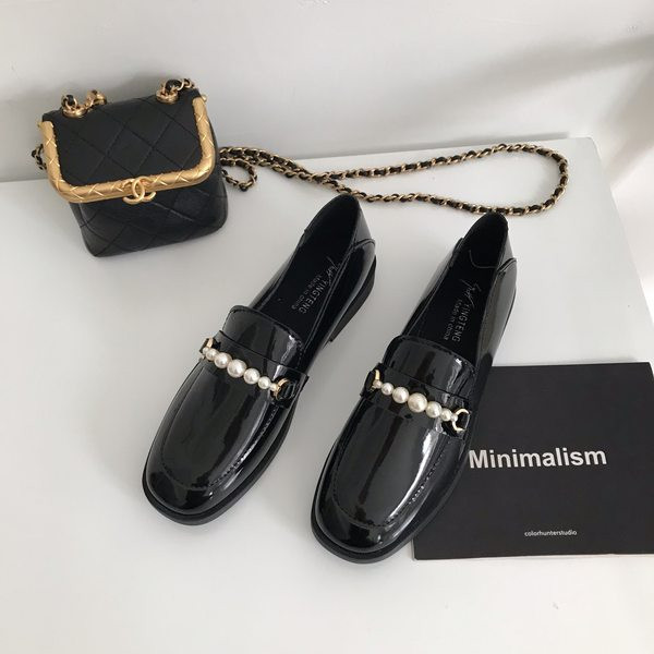 Sieviešu ādas apavi melnā krāsā ar pērlēm