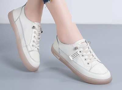 Sieviešu ikdienas apavi ar šņorēm un uzrakstu