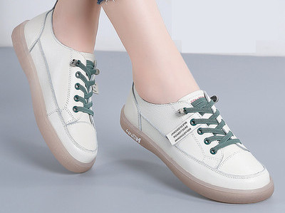 Sieviešu ikdienas apavi ar šņorēm un uzrakstu