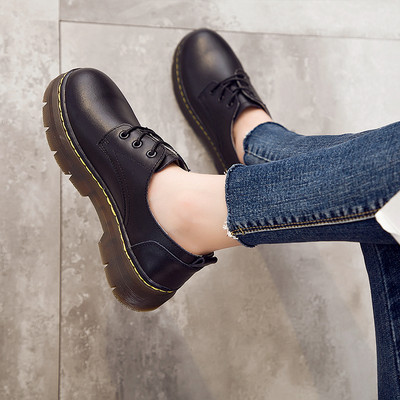 Ikdienas sieviešu ādas apavi ar plakanām zolēm un šņorēm