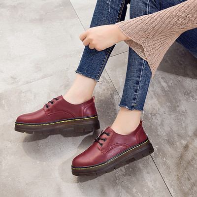 Ikdienas sieviešu ādas apavi ar plakanām zolēm un šņorēm