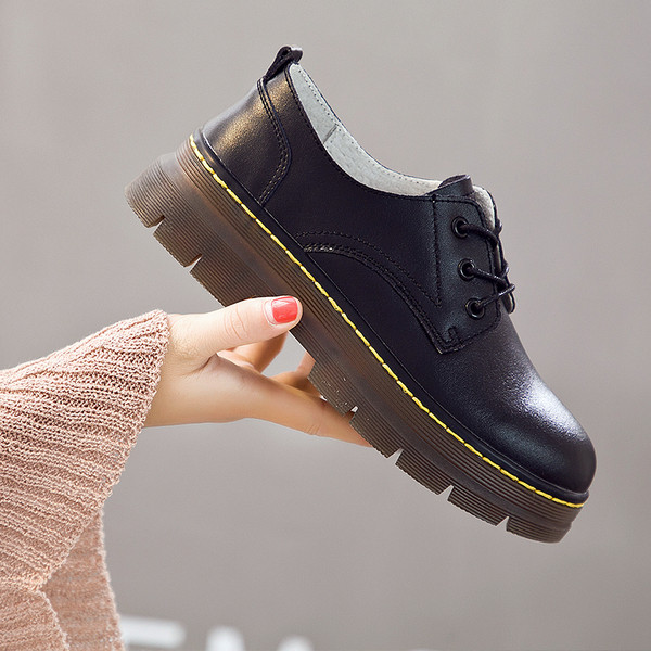 Ikdienas sieviešu ādas apavi ar plakanām zolēm un šņorēm