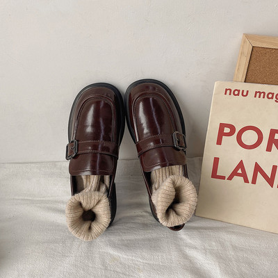 Sieviešu ādas apavi ar sprādzi melnā un brūnā krāsā