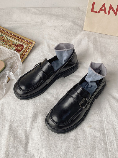 Sieviešu ādas apavi ar sprādzi melnā un brūnā krāsā