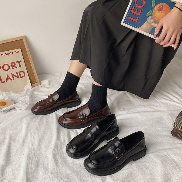 Sieviešu ādas apavi ar sprādzi melnā un brūnā krāsā