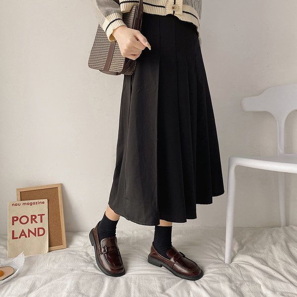 Sieviešu ādas apavi ar sprādzi melnā un brūnā krāsā