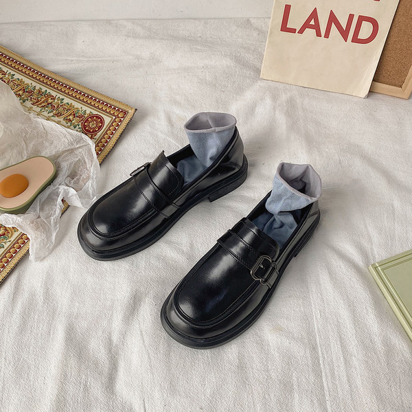 Sieviešu ādas apavi ar sprādzi melnā un brūnā krāsā