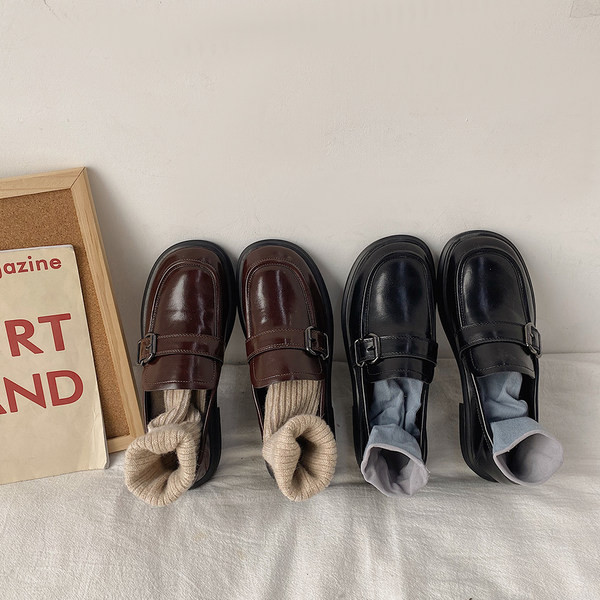 Sieviešu ādas apavi ar sprādzi melnā un brūnā krāsā