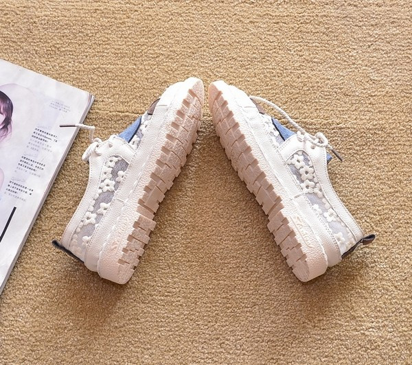 Moteriški laisvalaikio batai plokščiu padu ir siuvinėjimu