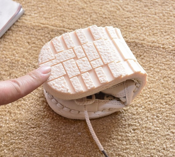 Moteriški laisvalaikio batai plokščiu padu ir siuvinėjimu