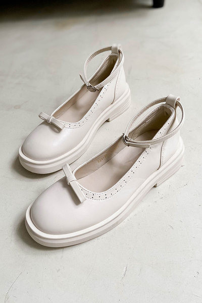 Jauna modeļa ikdienas apavu noapaļots modelis ar lenti un potīšu siksnām