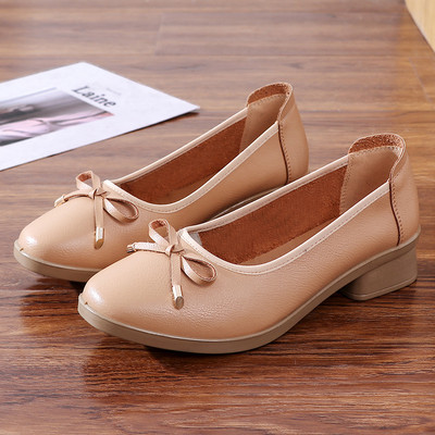 Stilīgi sieviešu apavi ar bieziem papēžiem