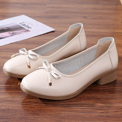 Stilīgi sieviešu apavi ar bieziem papēžiem