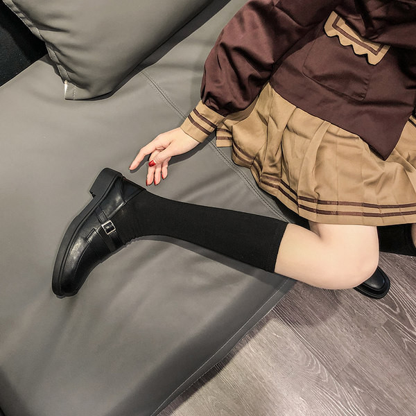 Sieviešu ādas ikdienas apavi ar sprādzi divās krāsās