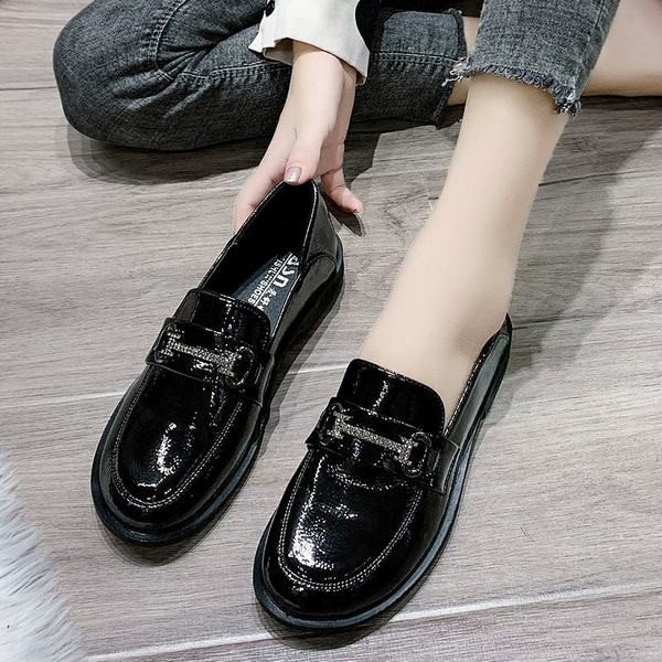 Sieviešu ikdienas ādas apavi melnā krāsā ar sprādzi