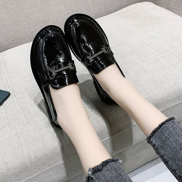 Sieviešu ikdienas ādas apavi melnā krāsā ar sprādzi