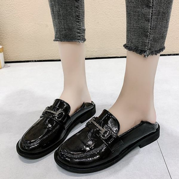 Sieviešu ikdienas ādas apavi melnā krāsā ar sprādzi