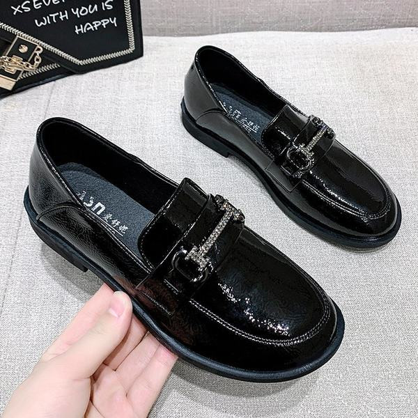 Sieviešu ikdienas ādas apavi melnā krāsā ar sprādzi