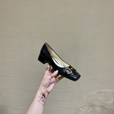 Aktuālie sieviešu apavi no eko ādas ar metāla sprādzi