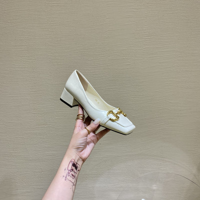 Aktuālie sieviešu apavi no eko ādas ar metāla sprādzi