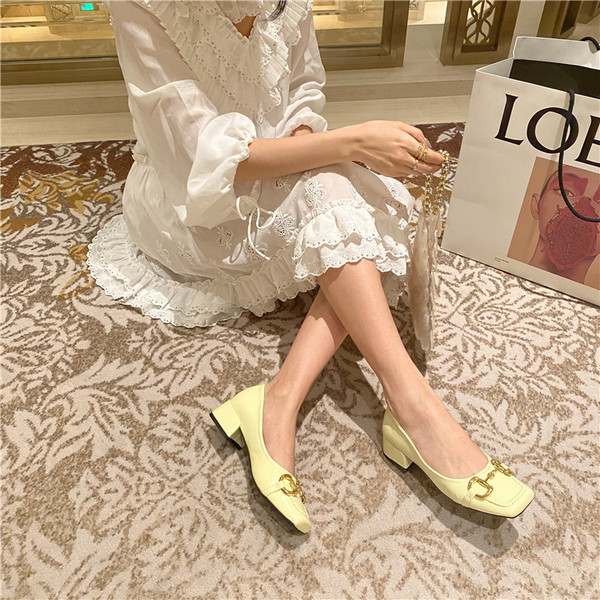 Aktuālie sieviešu apavi no eko ādas ar metāla sprādzi