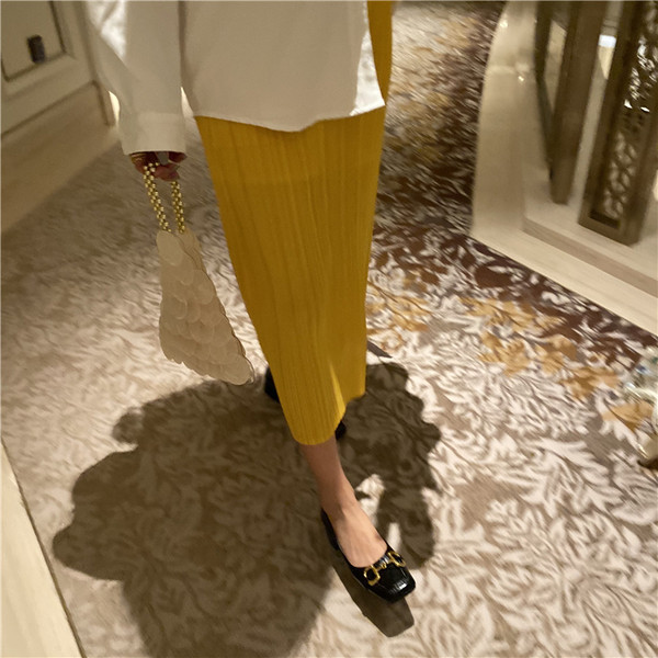 Aktuālie sieviešu apavi no eko ādas ar metāla sprādzi