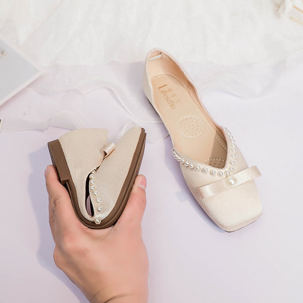 Sieviešu tekstila apavi ar spīdīgu efektu un pērlēm