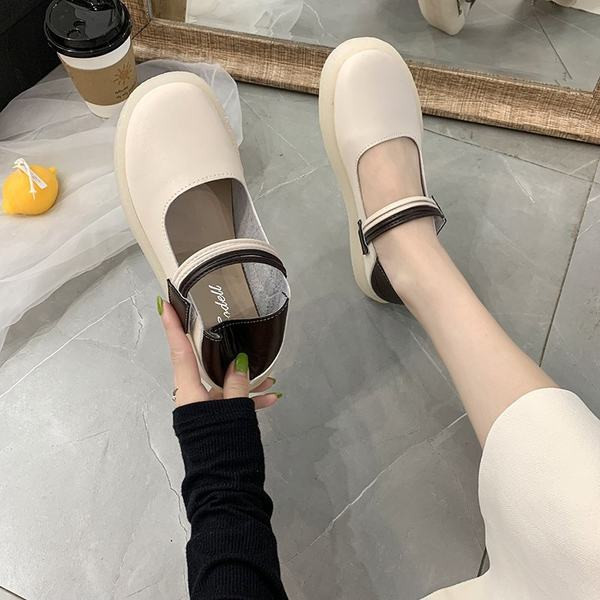 Ikdienas sieviešu apavi no mākslīgās ādas ar plakanu zoli