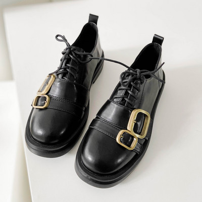 Jauns pavasara-rudens apavu modelis ar šņorēm un sprādzēm