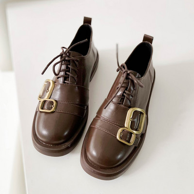 Jauns pavasara-rudens apavu modelis ar šņorēm un sprādzēm