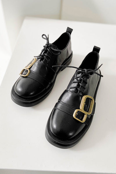 Jauns pavasara-rudens apavu modelis ar šņorēm un sprādzēm